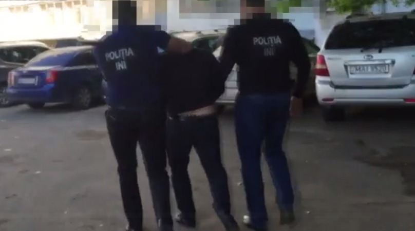 Заработки составляли от $250 до $400 в неделю, с перечислением на банковский счет.