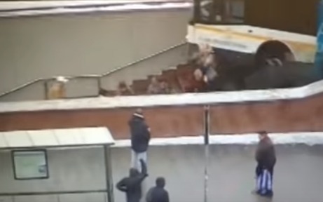 Момент наезда автобуса на толпу в Москве попал на видео.