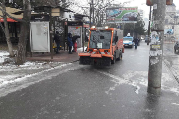ГУЖКХБ задействовало восемь единиц HACO и семь тракторов, которые разбросали 41 тонн соли. 