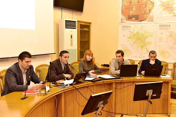 Experți: Parcările cu plată, soluție pentru fluidizarea traficului