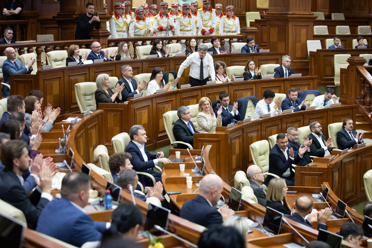 Средний возраст депутатов нового парламента Молдовы — 48 лет.