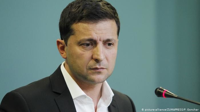 Зеленский пригрозил уволить чиновников из-за невыплаты надбавок медикам.