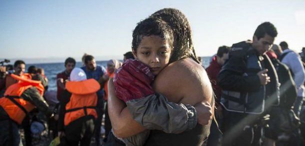 57 mii de refugiați și migranți identificați se află în Grecia. Foto: mirror.co.uk