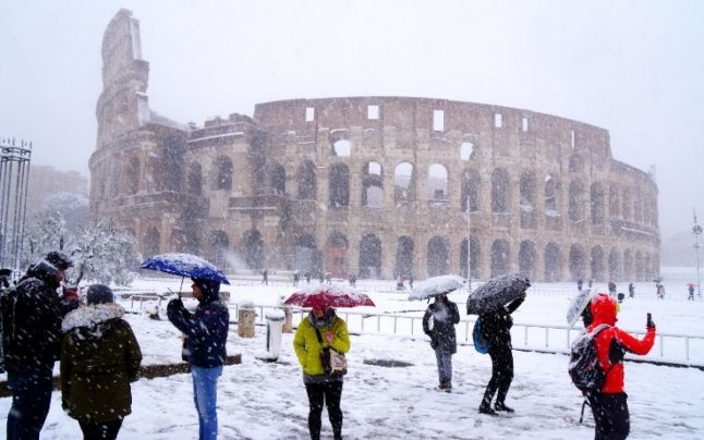 Imagini superbe cu obiective turistice celebre acoperite de nea.