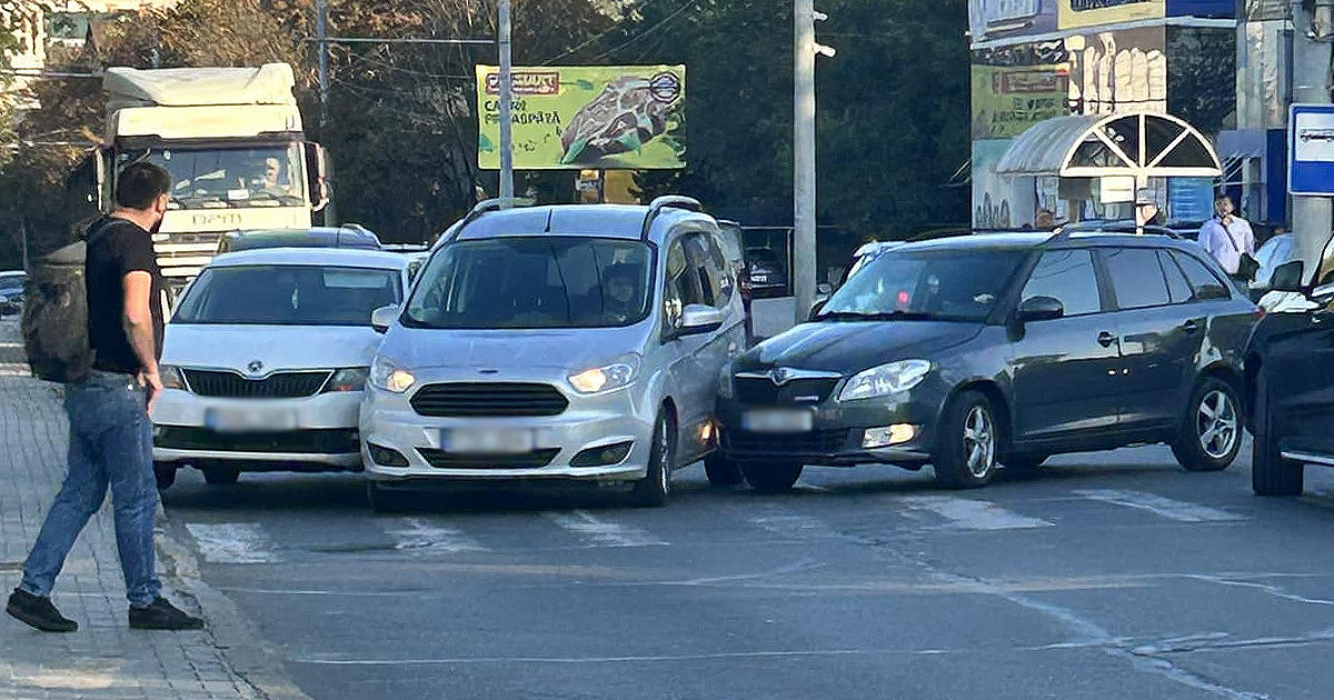 Trei automobile, implicate într-un accident rutier în Capitală.