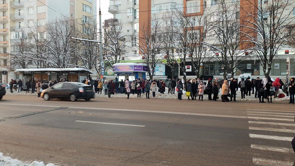 На бульваре Алба-Юлия в утренний час пик встали троллейбусы.