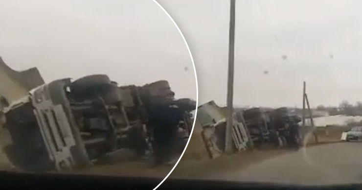 В Глодянском районе перевернулся грузовик с прицепом, перевозивший семечки. Коллаж Point.md.