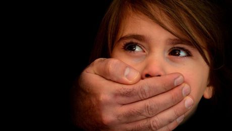 Poliţia şi Procuratura au documentat mai mulţi bărbaţi moldoveni bănuiţi că ar distribui pornografie infantilă pe Internet.
