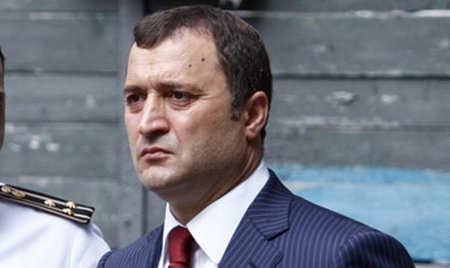 Jurnalistul a mai spus că oficialitățile de la Chișinău, în special Filat, încearcă să demonstreze că „sunt mai șmecheri decât rușii”.