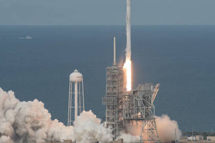 Компания SpaceX успешно запустила с мыса Канаверал ракету-носитель Falcon 9 с грузовым кораблем Dragon с грузом для Международной космической станции.