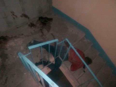 По предварительному заключению, мужчина ударился головой при падении со ступенек.