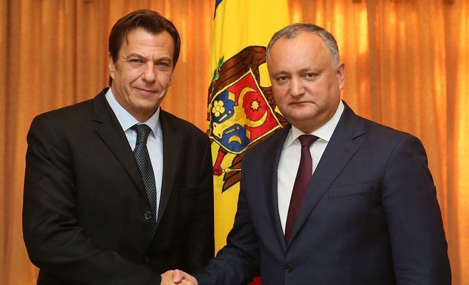 Dodon încearcă să împace cetățenii pro-europeni?! Mulţumirile aduse unui oficial UE. Foto: independent.md.