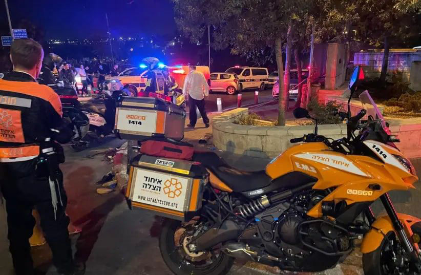 Террорист, устроивший стрельбу в Иерусалиме, приехал в полицию на такси и сдался.