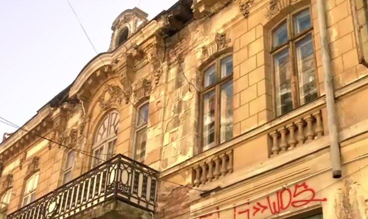Разрушающиеся здания в Бухаресте опасны для прохожих.