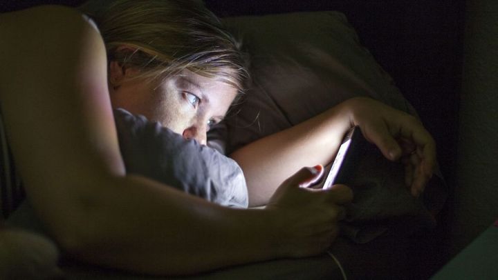 Folosirea smartphone-urilor înainte de culcare ne afectează somnul. Foto: mashable.com