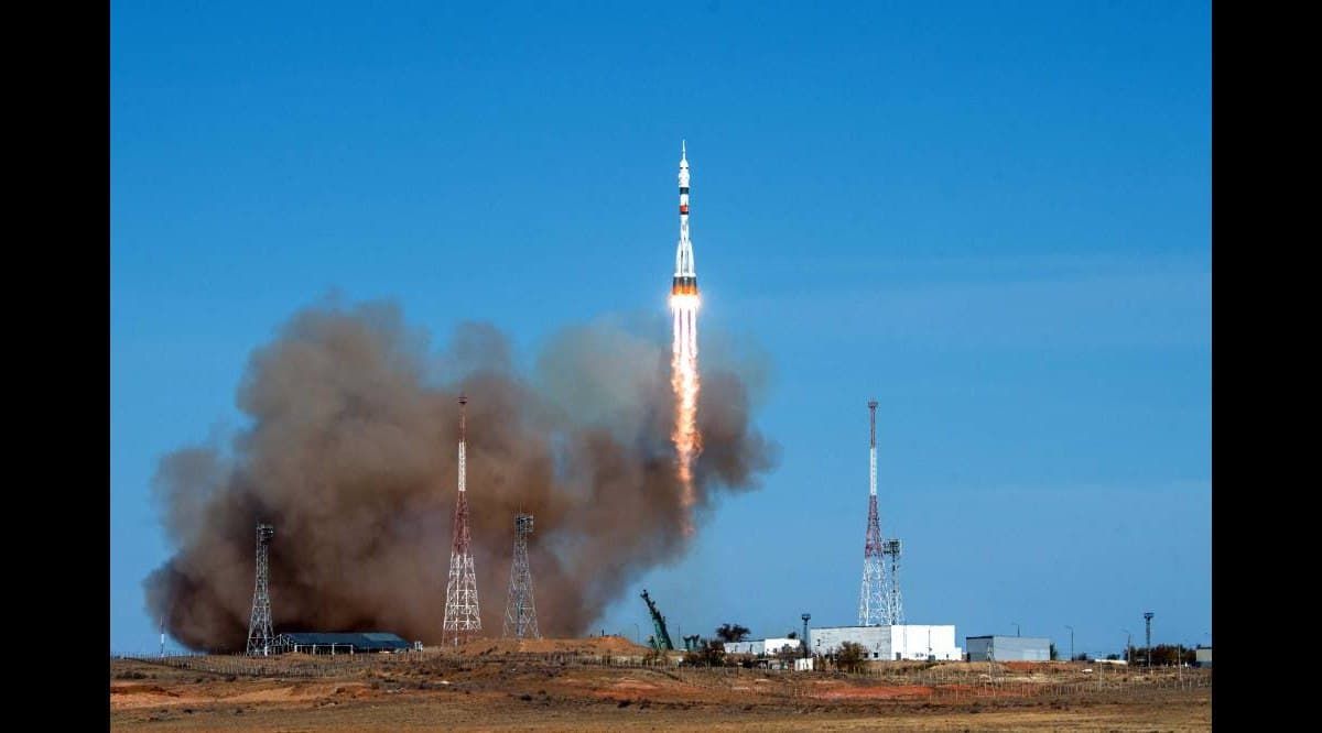 Роскосмос намерен отправить на МКС двух космических туристов после 2023 года.
