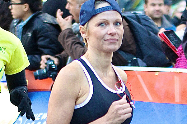 46-летняя Андерсон завершила пробег ровно через 5 часов и 41 минуту и произнесла лаконичное междометие "Ай!" Фото: spletnik.ru