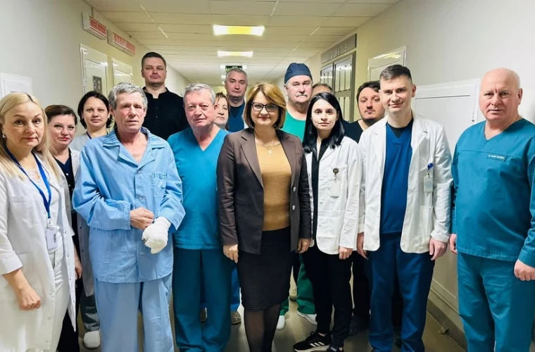 Microchirurgii de la Institutul de Medicină Urgentă au replantat degetele mâinii unui bărbat.