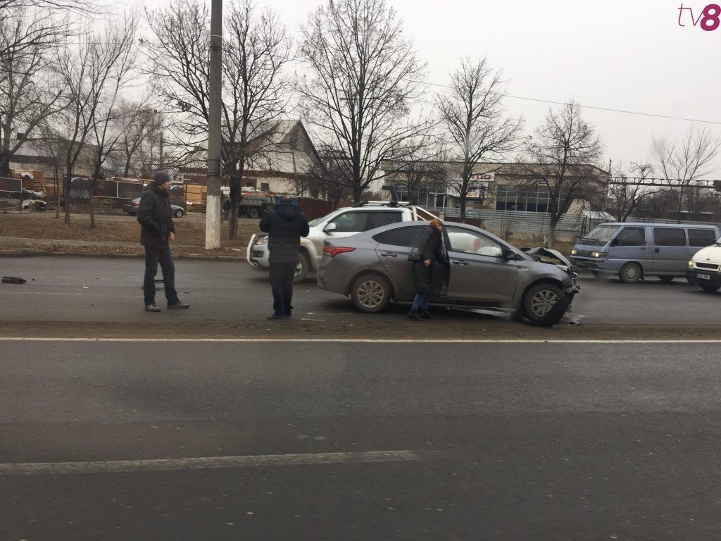 ДТП с участием двух автомобилей осложнило движение на столичной улице.