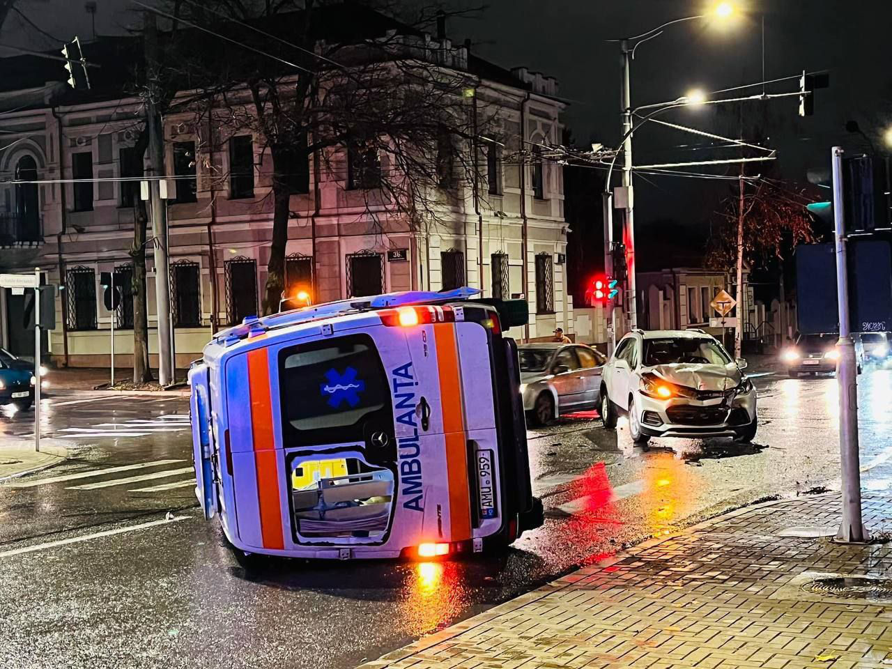 В центре Кишинева перевернулась машина «Скорой помощи»