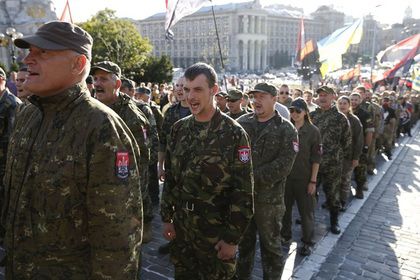 Протестующие потребовали возобновления наступления на Донецк и Луганск.