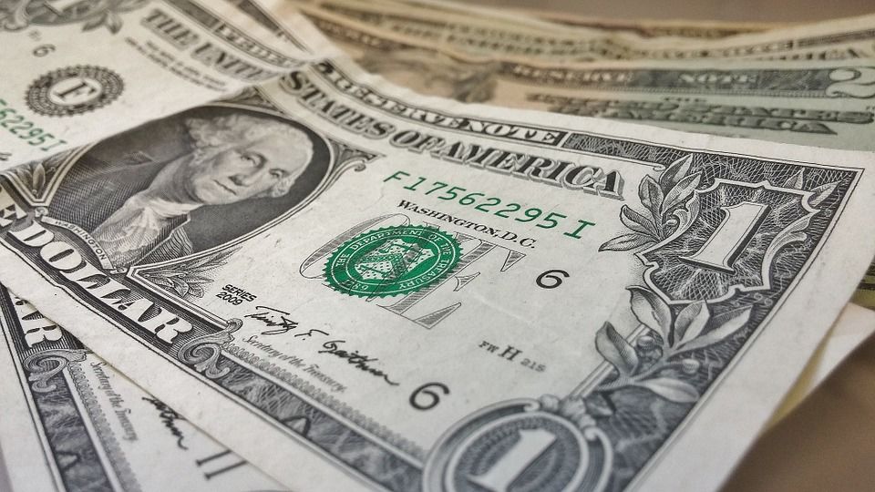 Dolarul costă mai puţin de 18 lei. Experții explică fenomenul