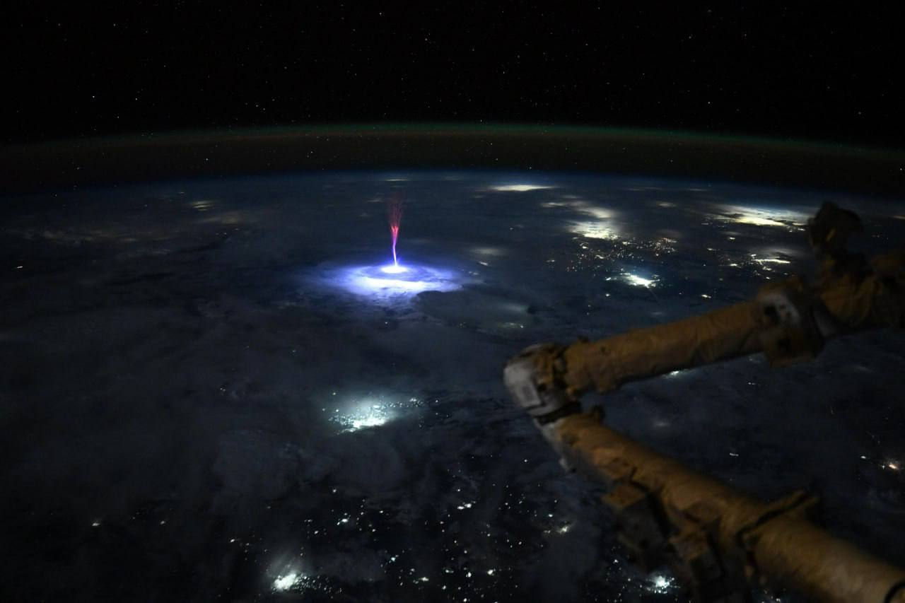 O astronaută NASA aflat pe ISS a surprins un fenomen atmosferic rar - un fulger-sprite.