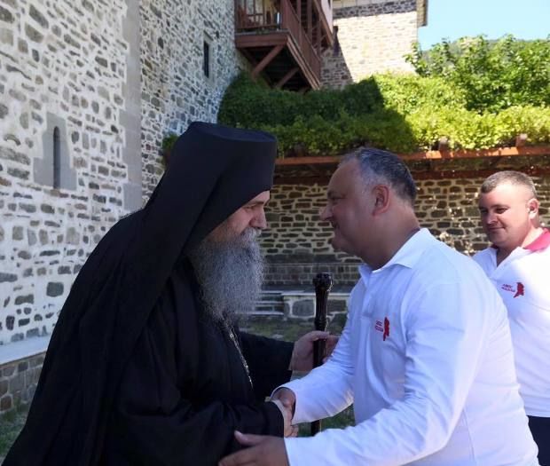 Încă o gafă: Dodon, îmbrăcat în alb în pofida regulilor pelerinajului. Foto: facebook