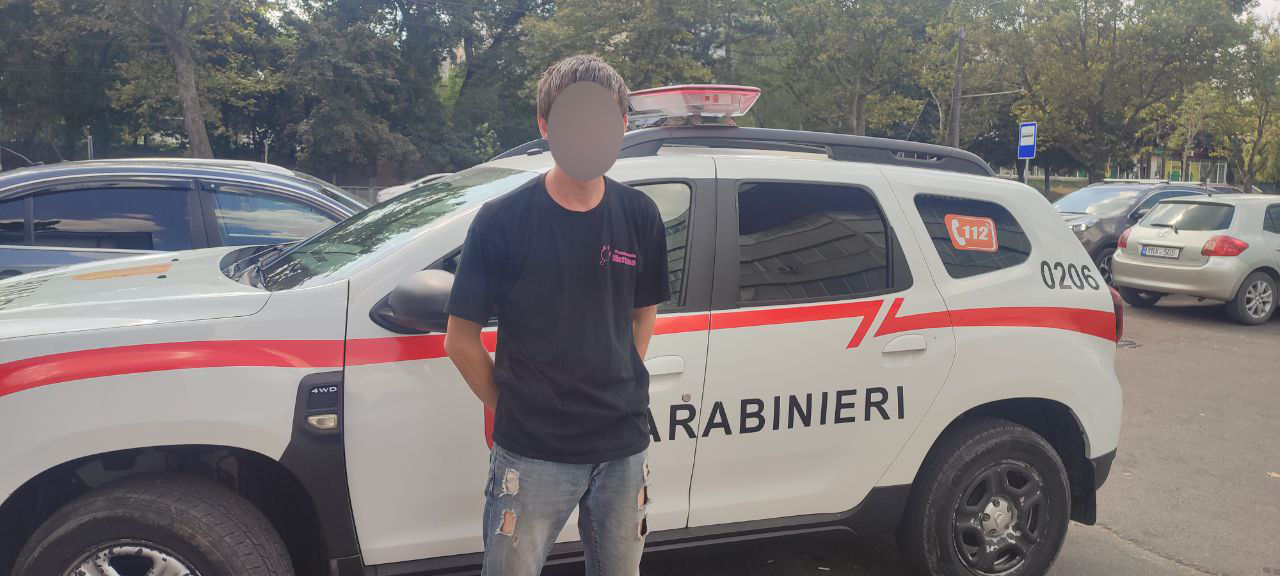 Карабинеры задержали в столице мужчину, подозреваемого в распространении наркотиков.