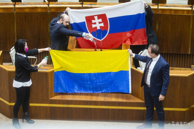 В парламенте Словакии депутат облил водой флаг Украины.