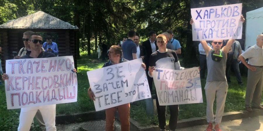 В Киеве проходит акция протеста у места съезда партии Зеленского.
