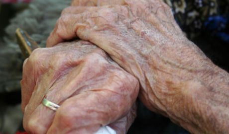 O bătrână de 74 de ani a fost bătută şi violată de un bărbat şi de fiul acestuia de 15 ani. Foto: bzv.ro