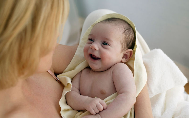 Autoritățile din țara noastră își propun să majoreze, până în anul 2020, cu 70 la sută numărul femeilor care alăptează. Foto: cugetliber.ro