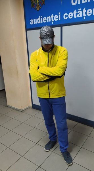 В столице карабинеры задержали пьяного мужчину, повредившего светофор.