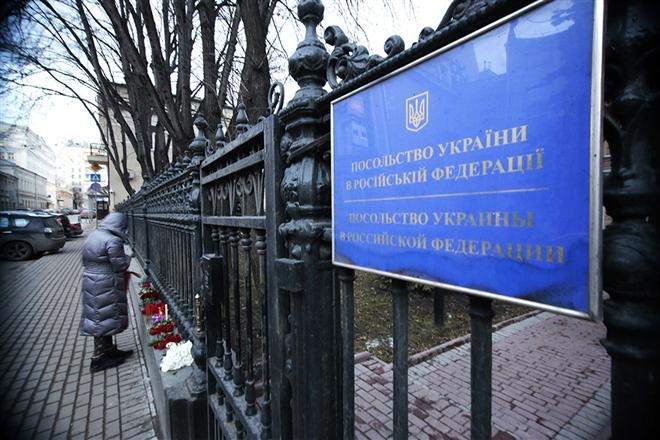 Angajații Ambasadei Ucrainei în Rusia sînt evacuați de urgență.