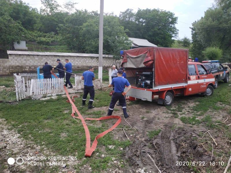 Сильный ветер и дожди причинили большой ущерб в ряде населенных пунктов.