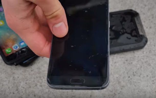 В ходе эксперимента смартфон погрузили на глубину 10 метров.