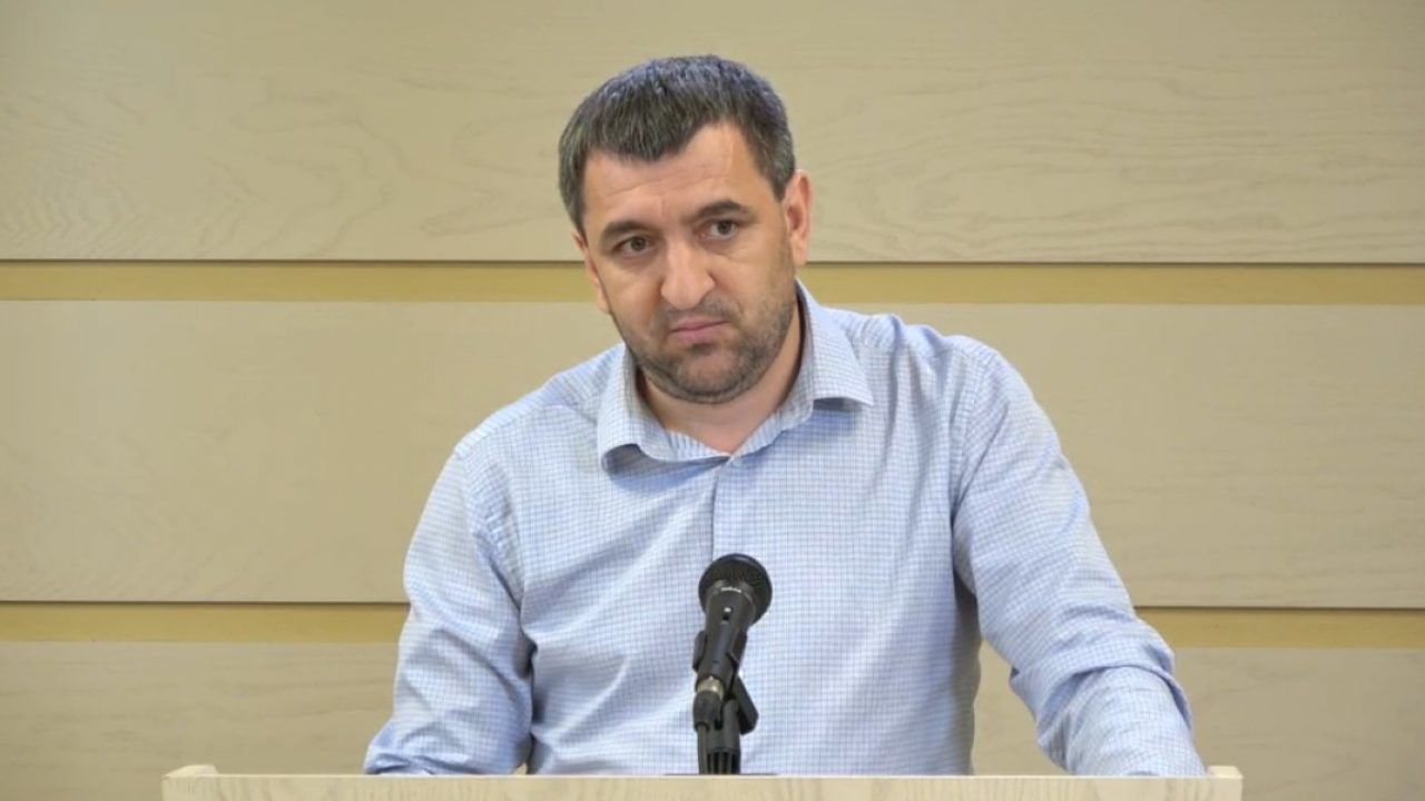 Лилиан Карп опирался на информацию из СМИ, и составил её меньше, чем за неделю. 
