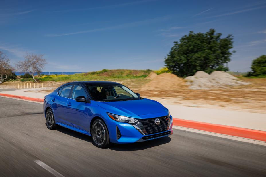 Nissan презентовал стильный и недорогой семейный седан.