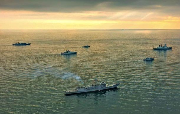 Отмечается, что впервые за много лет сразу два британских военных корабля вошли в Черное море. 