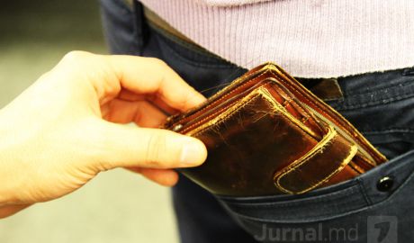 Un bărbat de 37 de ani a devenit victima unei hoţii, în timp ce făcea cumpărături la piaţă.