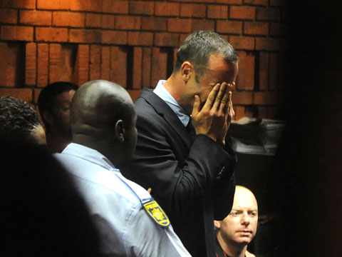 Judecătorul Desmond Nair a amânat pentru marţi şi miercuri audierea în care apărarea ar urma să solicite eliberarea pe cauţiune a lui Pistorius.