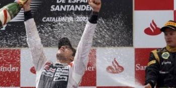 Victoria s-a datorat parțial unei penalizări date lui Lewis Hamilton (McLaren).