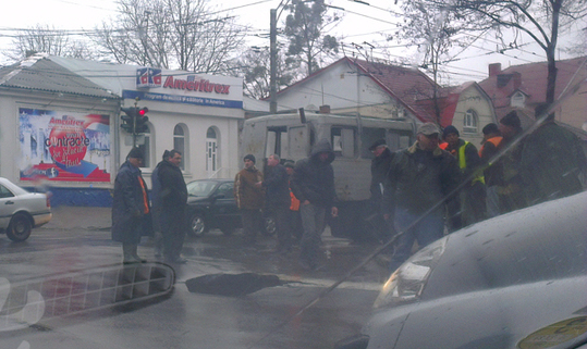 Municipalitatea a anunţat că asfaltul s-ar fi surpat din cauza ploilor. Foto: point.md