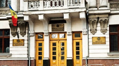 Judecătoriile au acordat angajaților premii în valoare de peste 2,5 milioane de lei din fondul de salarizare, în timp ce normele legale prescriu că asemenea plăți se pot face doar din economiile interne.