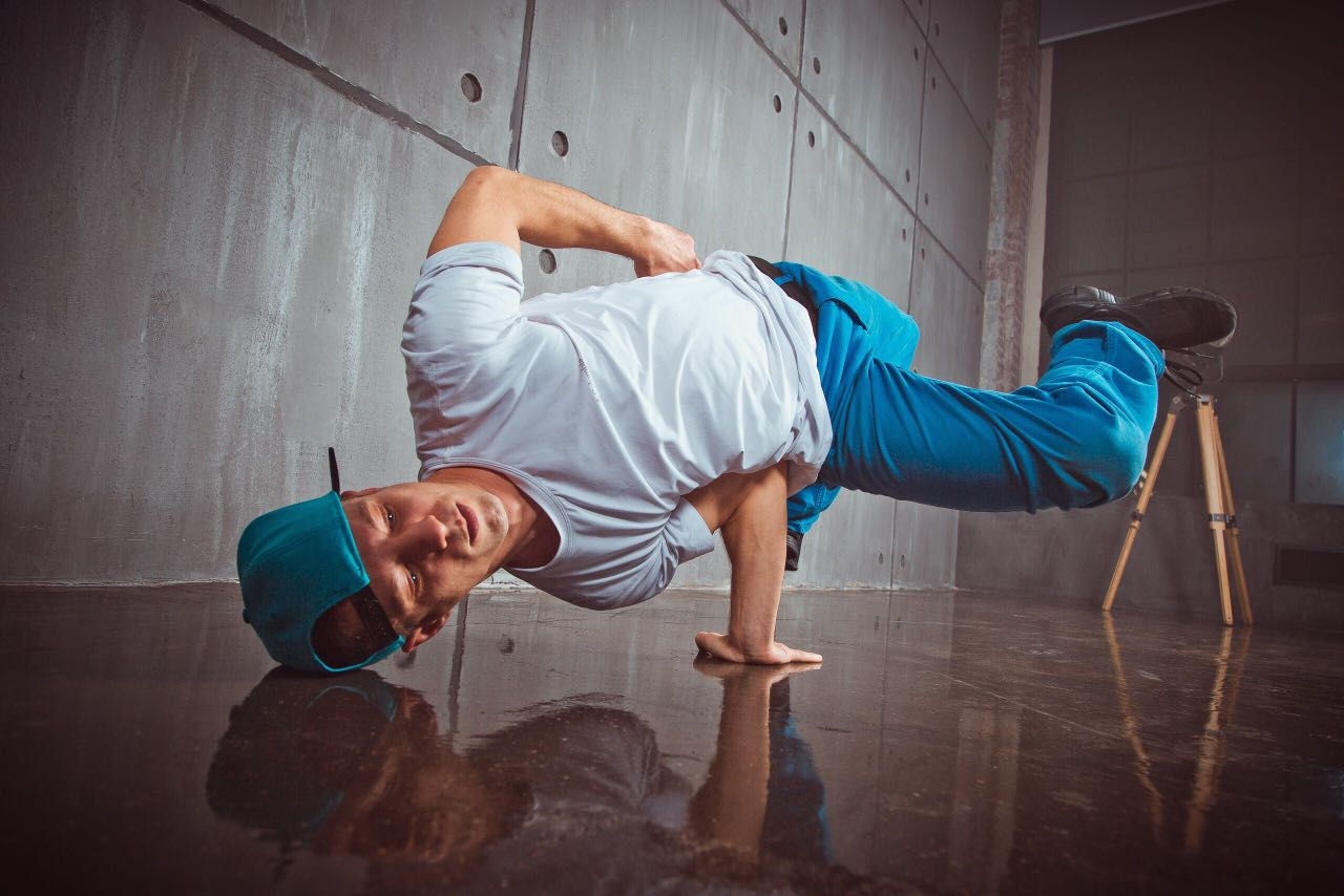 Un bărbat s-a ales cu o „gaură în cap” după mulți ani de breakdance.