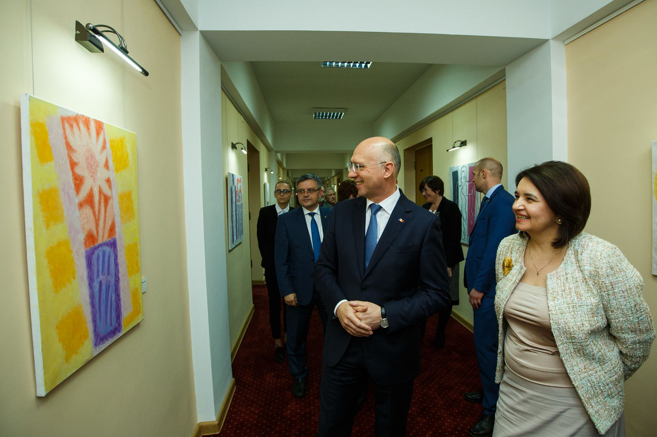 Expoziția artistului plastic Mihai Țăruș, vernisată la Guvern