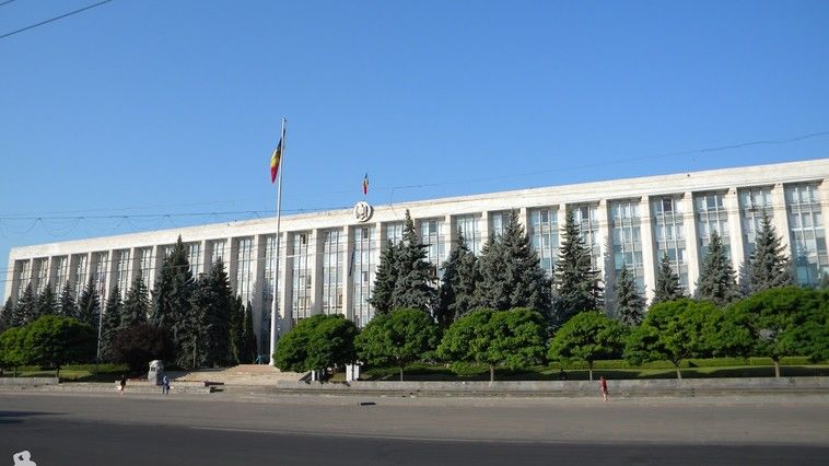 Протест против выхода депутатов в отпуск отменен.