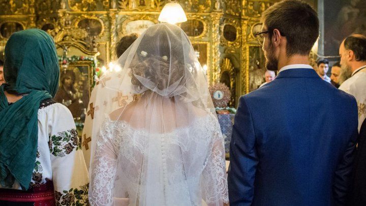 E greșit să le urăm mirilor casă de piatră. Explicația preotului