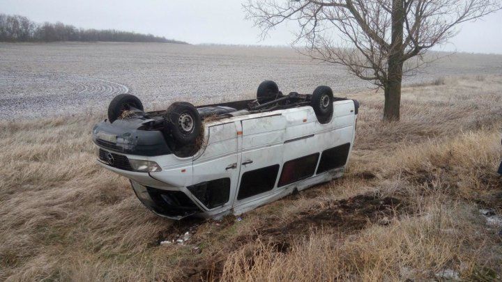 На въезде в Комрат перевернулся микроавтобус: пострадал водитель.